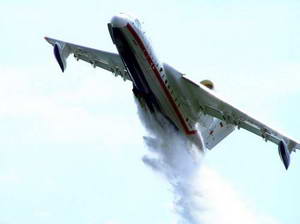 Многоцелевой самолет-амфибия Бе-200ЧС в момент сброса воды. Гидроавиасалон-2008